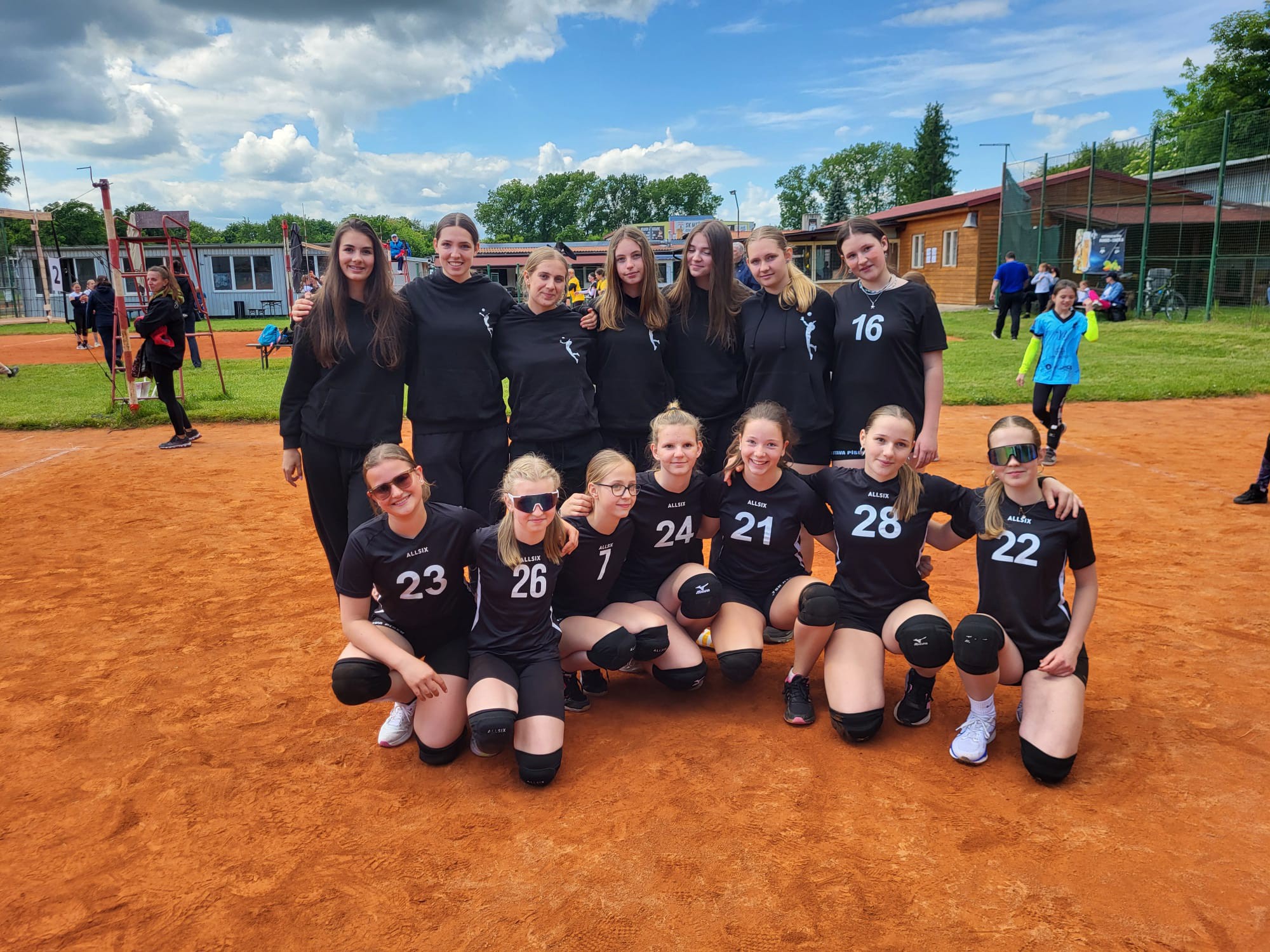 U16